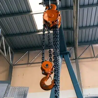 How does a chain hoist work?